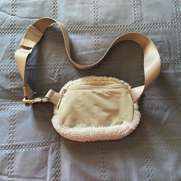 Lululemon Everywhere Fleece Belt Bag (1L) - Ivory - Picture 4 of 5